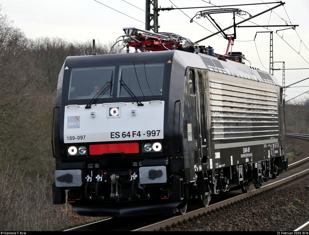 Durch Gegenzug fast  entwischt :
189 097-9 (Siemens ES64F4–997) der Mitsui Rail Capital Europe GmbH (MRCE), aktueller Mieter unbekannt, als Tfzf durchfährt den Hp Magdeburg Herrenkrug auf der Bahnstrecke Berlin–Magdeburg (KBS 201) Richtung Magdeburg-Neustadt.
Aufgenommen im Gegenlicht am Ende des Bahnsteigs 1.
[13.2.2020 | 10:15 Uhr]