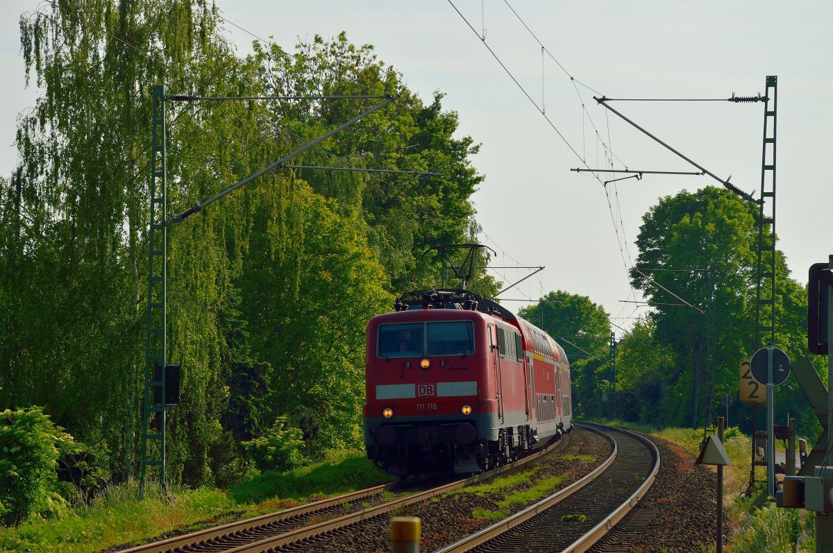 Durch Geilenkirchen kommt die 111 116 mit einem RE4 Zug nach Dortmund gefahren.
Gegenlichtaufnahme vom 18.5.2014