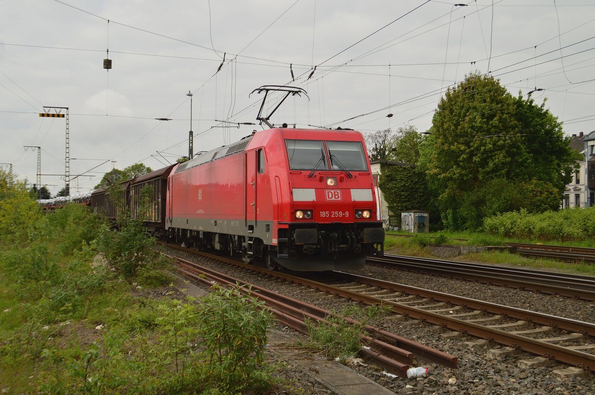 Durch Gleis 4 kommt die 185 259-9 mit dem Täglichen VAG-Zug der gen Aachen West fahrend vor meine Linse geriet. 8.5.2017