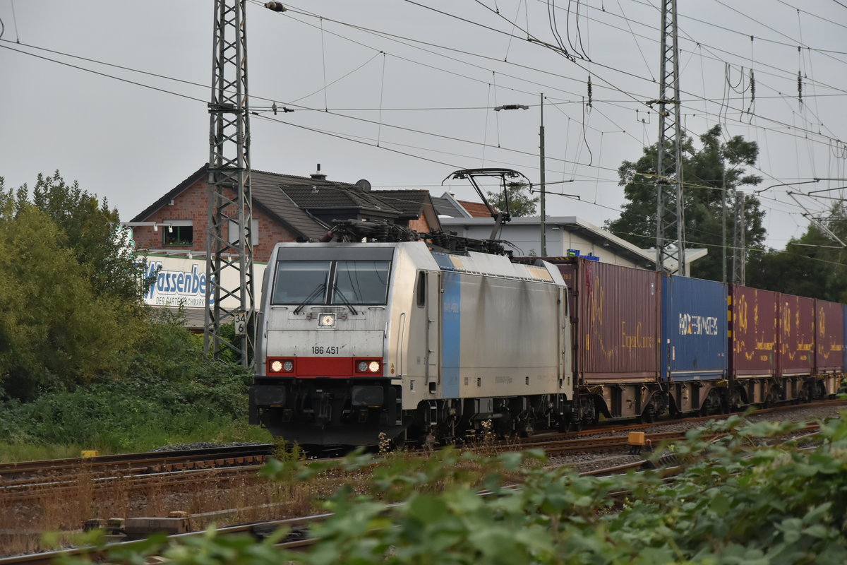 Durch Grevenbroich fährt die 186 451 mit einem Cntainerzug gen Rheydt am 28.8.2019 