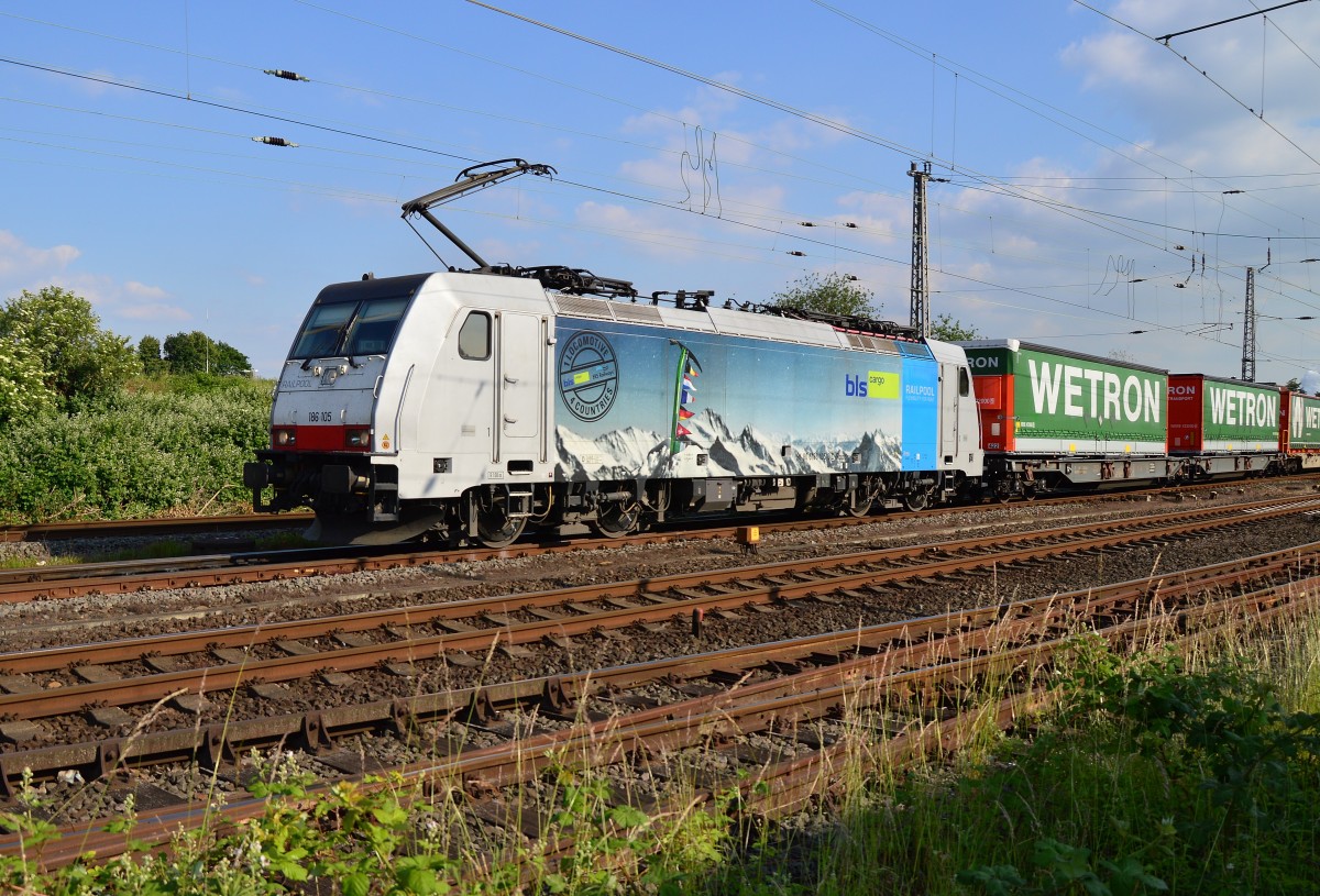 Durch Grevenbroich kommt die 186 105-3 mit einem Containerzug gen Rheydt fahrend.
9.6.2015