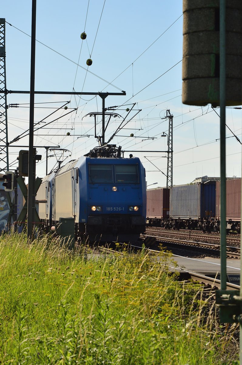 Durch Groß-Gerau kommen die 185 526-1 mit der 185 525-3 von Crossrail samt einem Kastelzug gen Klein-Gerau gefahren. 7.8.2016