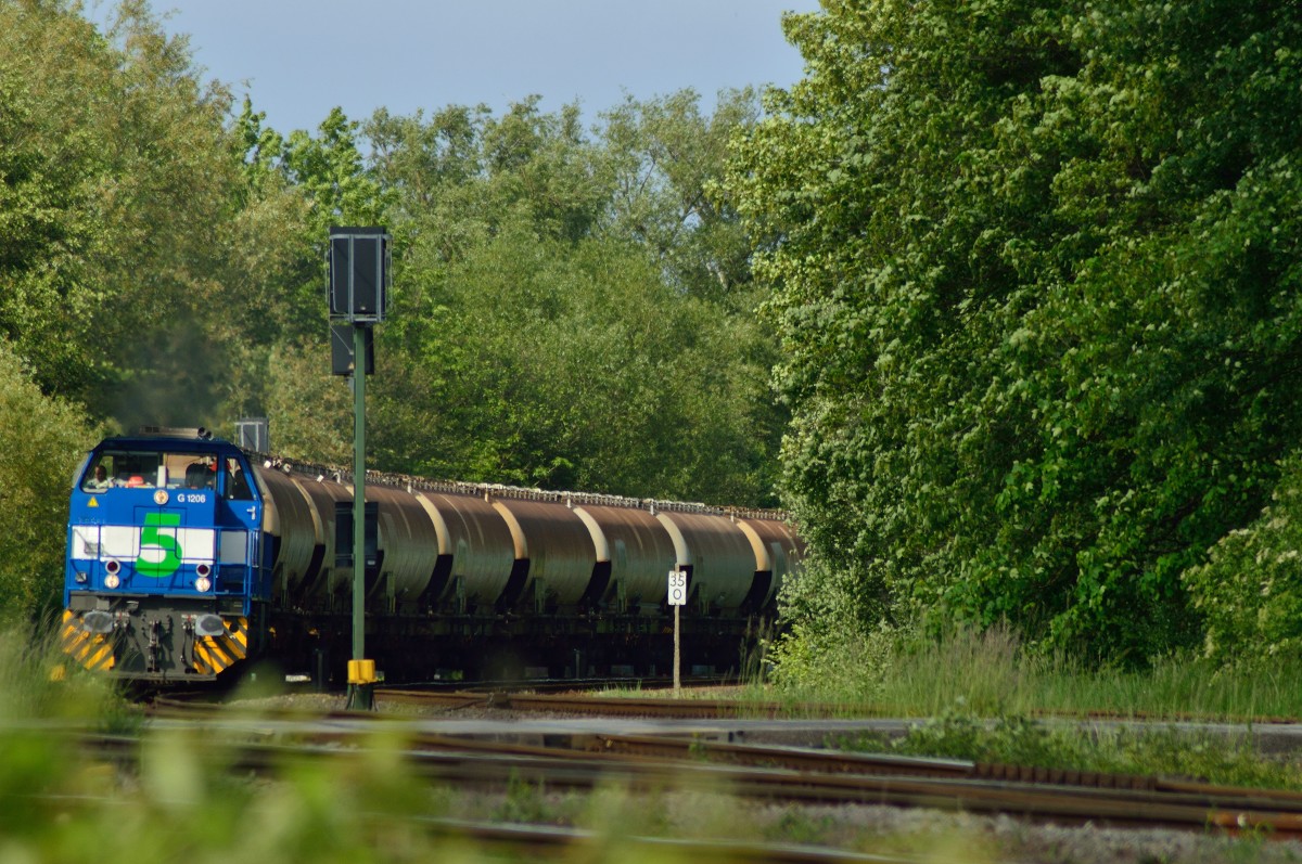 Durch die grüne Hölle aus der Ostkurve......kommt die Niag Nummero 5 mit einem Kalksilozug nach Niederaussem in den Bahnhof Grevenbroich eingefahren....Freitag den 9.5.2014