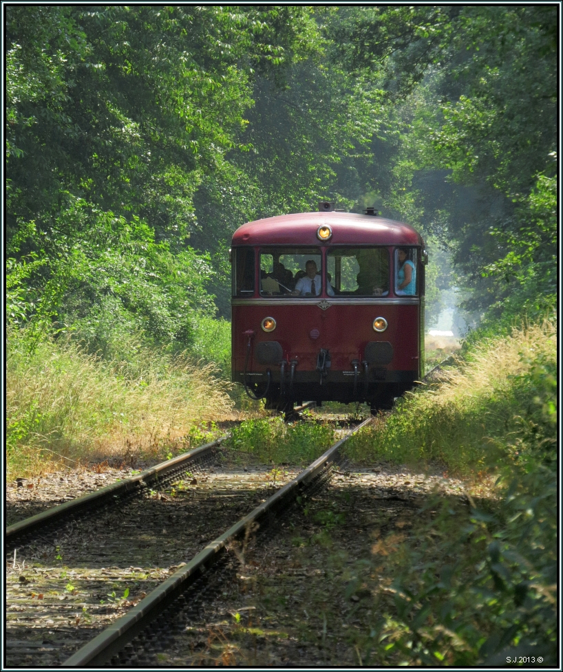Durch die Grne Hlle von Bochholtz in den Niederlanden.Der rote Uirdinger Brummer 
der ZLSM bei Jubilumsfest im Juli 2013. 