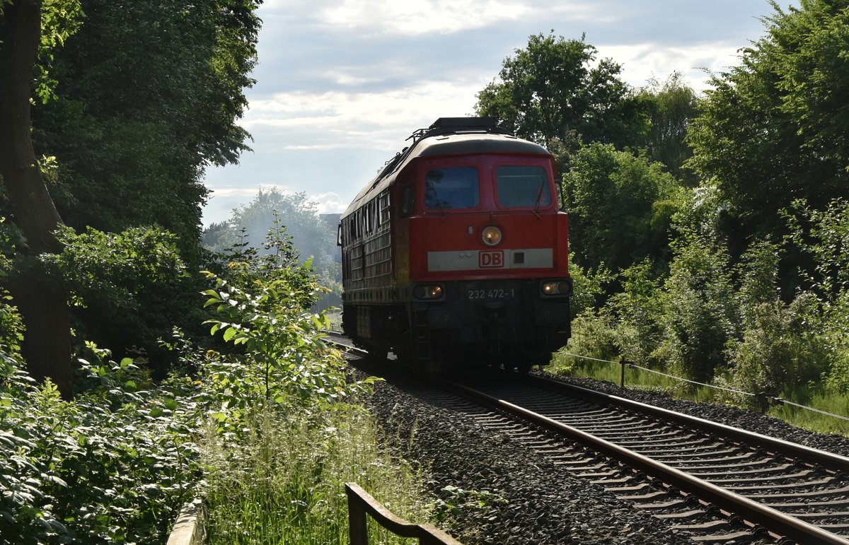 Durch die grüne Hölle! Nein nicht den Nürburgring, hier kommt die 232 472-1 vom Bahnhof Mönchengladbach-Rheindahlen nach Oberhausen Osterfeld gefahren. Sie hatte Transportwagen für Panzer ins Kasernengelände an der Aachener Straße gebracht. 30.5.2018