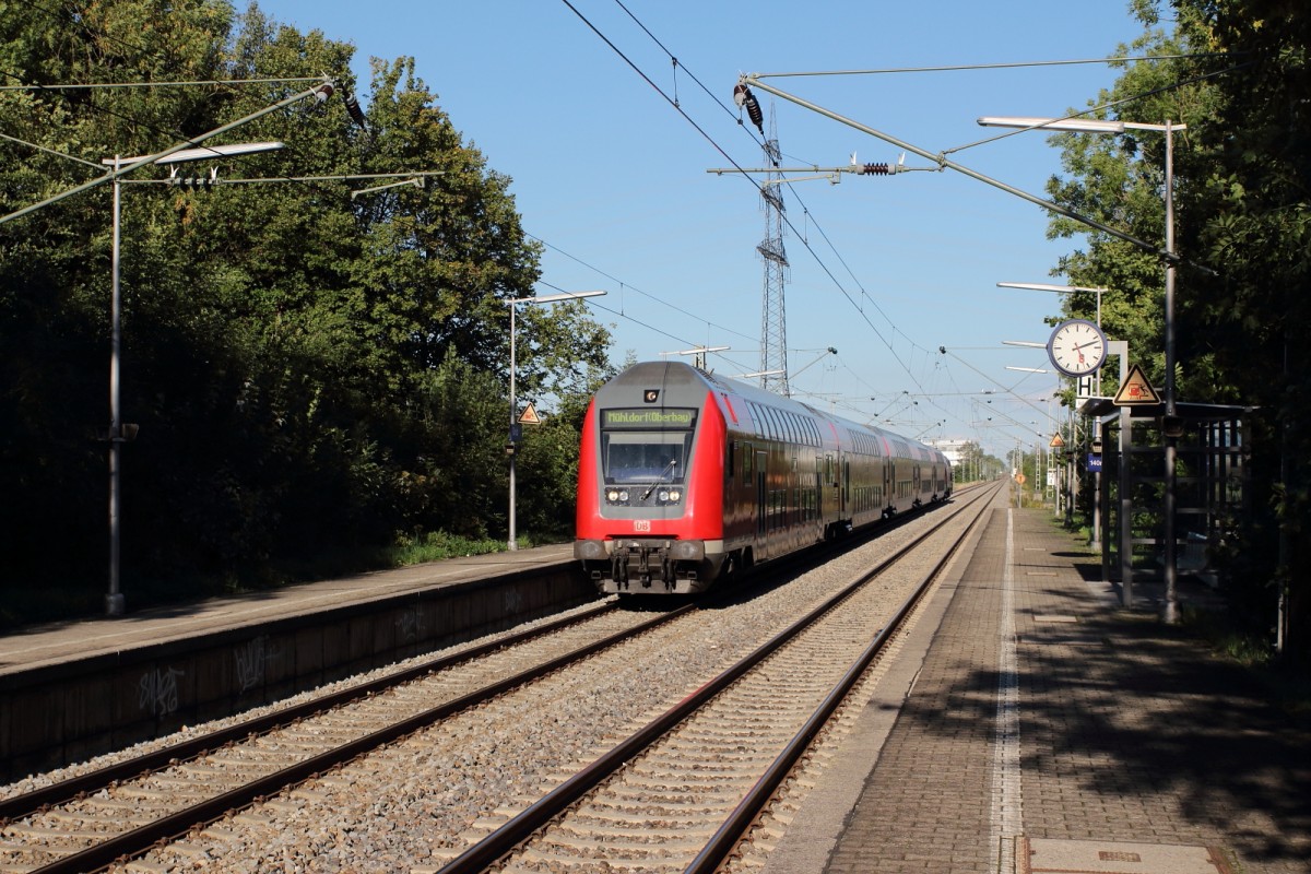 Durch den Haltepunkt Grub eilte am 09.09.13 ein RE von Mhldorf nach Mnchen. Der Zugzielanzeiger wies bereits auf das Ziel der Rckfahrt hin.