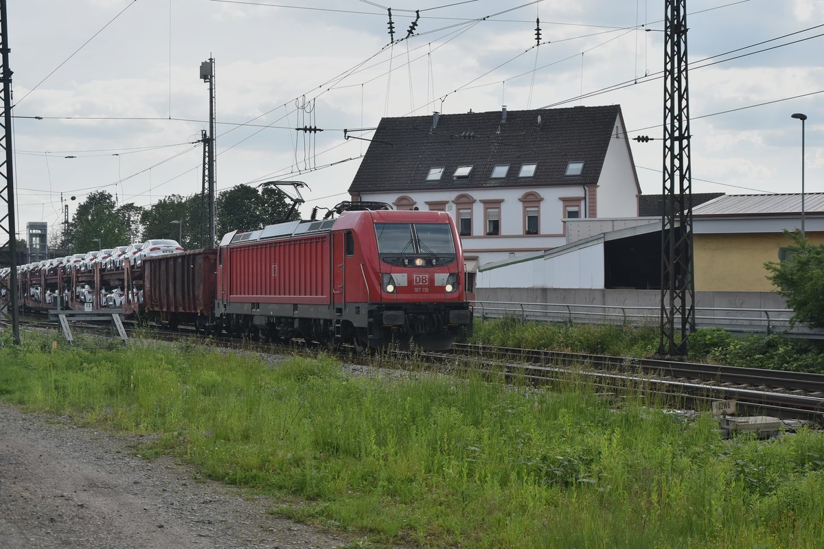 Durch Heddesheim/Hirschberg ist die 187 119 mit einem Mischer gen Weinheim unterwegs am Abend des 26.5.2019