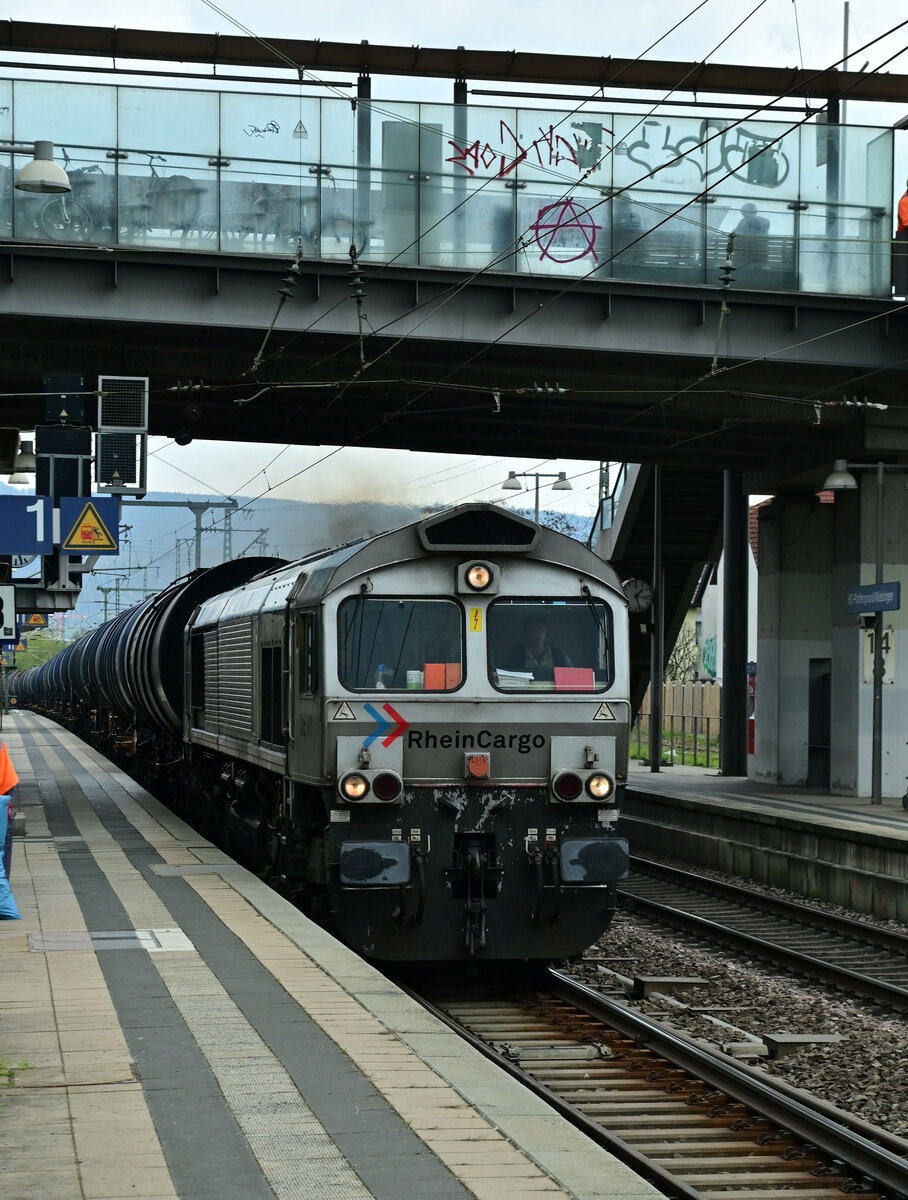 Durch Heidelberg Pfaffengrund/Wieblingen kommt die RHC 1266 066-1 mit einem Öler am Haken gen Friedrichsfeld am 18.4.2023 gefahren.