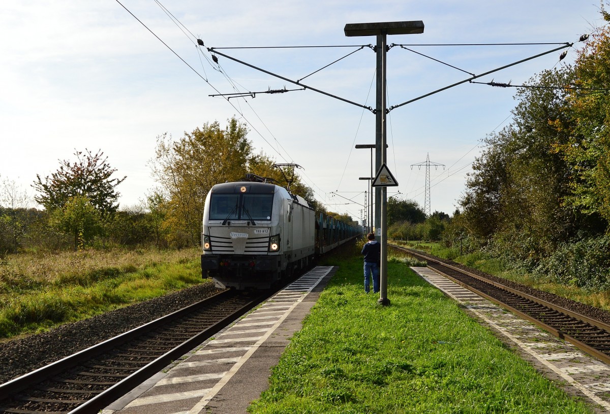 Durch Herrath kommt die Siemens Vectron 193 812 mit einem Autotransportwagenzug  in Richtung Rheydt fahrend über die KBS 485. Sonntag 26.10.2014