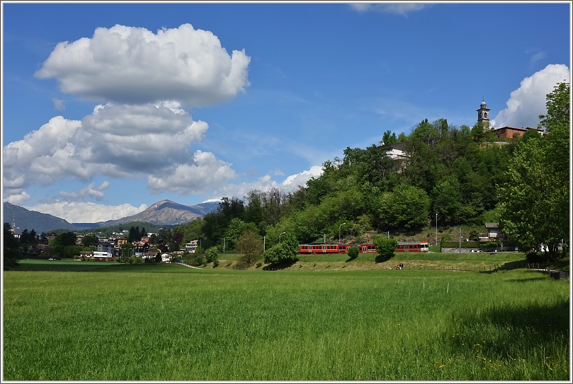 Durch diese herrliche Landschaft nicht weit von Lugano entfernt fährt ein Zug der FLP in Richtung Ponte Tresa.
(30.04.2015)