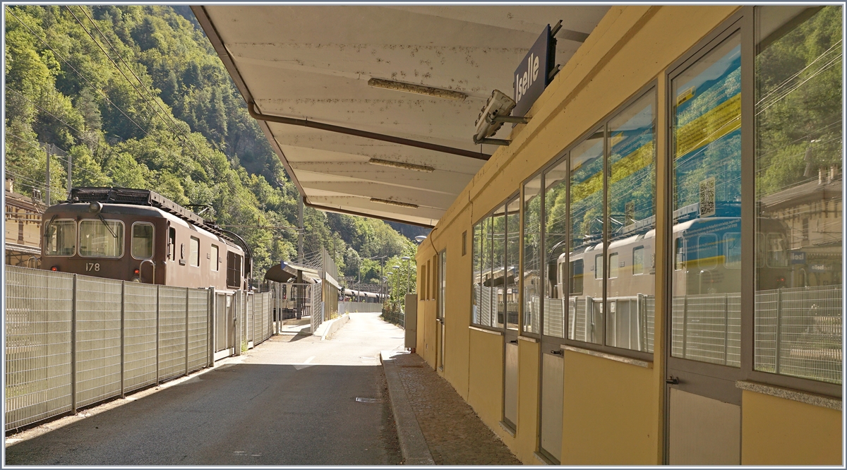 Durch diese hohle Gasse müssen sie kommen, die Fahrzeuge welche mit dem Tunnelautozug von Brig (oder Kandersteg) in Iselle ankommen; leider verhindern seit einiger Zeit hohe Gitter das Fotografieren des Betriebsgeschehens im Bahnhof. Doch wenn nicht ich durch das Gitter komme, so doch meine kleine Sony Coolpix 7900, aus welchem Grund ich sie am Sonntag bei der B-C testete und nun zum  Sondereinsatz  mitnahm.

19. August 2020