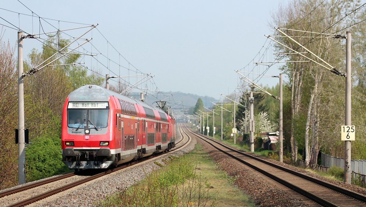 Durch den Hp Zwickau-Pölbitz fährt am 13.04.2014 die 143 359-8 mit dem RE 4766 nach Hof Hbf.  