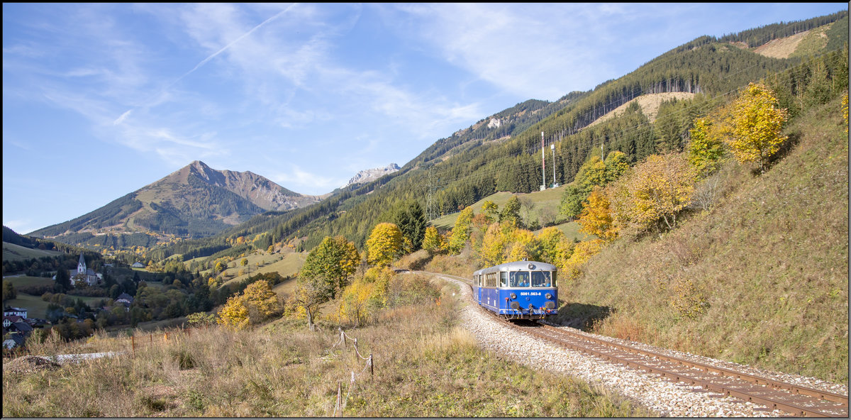 Durch die Hügel hinauf auf den Präbichl .... 
Fotosonderzug auf der Erzbergbahn.
13 Oktober 2019