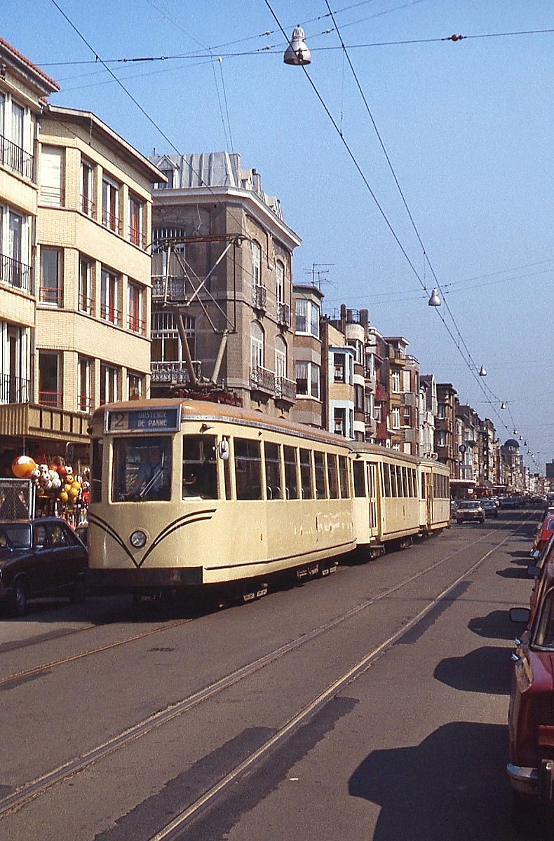 Durch die Innenstadt von Oostende bahnt sich die  kusttram  im April 1979 ihren Weg von Knokke nach De Panne
