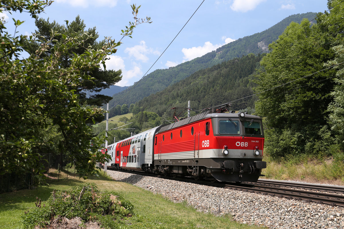 Durch den Kabelbrand in Wien-Meidling ergab sich auch bei den Reg.Zügen einige Verkehrtstellungen,wie hier bei R-2340 mit der ziemlich neuen 1144.262 ersichtlich ist. Payerbach am 22.6.17