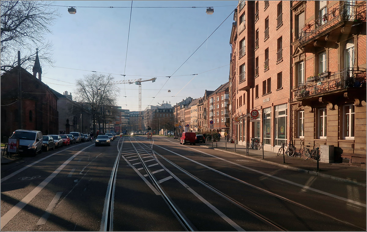 Durch die Kapellenstraße - 

Die Linie 4 fährt auf ihrem Weg in Richtung Waldstadt jetzt auf den schon vorher als Betriebsstrecke vorhanden Gleisen durch die Kapellenstraße. 
Die Fahrgäste der Linien 4 mit den Endpunkten Oberreut und Waldstadt sind vielleicht die Verlierer der Karlsruher Kombilösung, da die Linienführung auf der Neubaustrecke die Innenstadt eigentlich nur südlich tangiert und nur kurz am Europaplatz ins eigentliche Zentrum vorgedrungen wird. Städtebaulich soll sich aber die Innenstadt in Richtung Kriegsstraße hin entwickeln.

12.01.2022 (M)