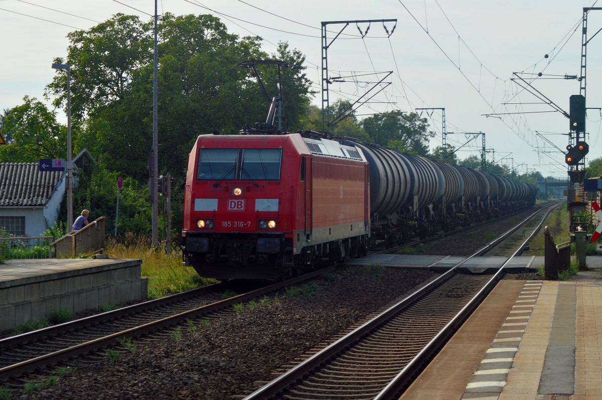 Durch Klein-Gerau kommt gerade die 185 316-7 mit einem Kesselwagenzug gefahren. 30.8.2015
