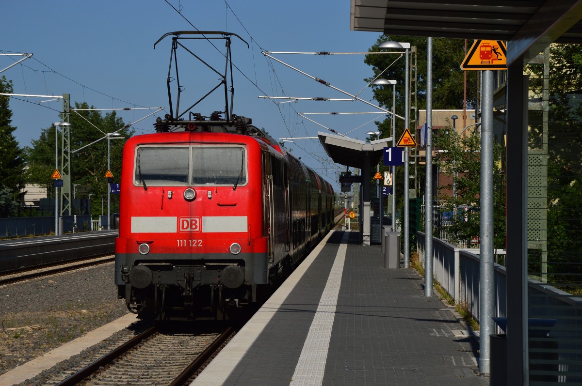 Durch Kleinenbroich fährt die 111 122 mit ihrem RE4 Zug nach Dortmund. 6.7.2015