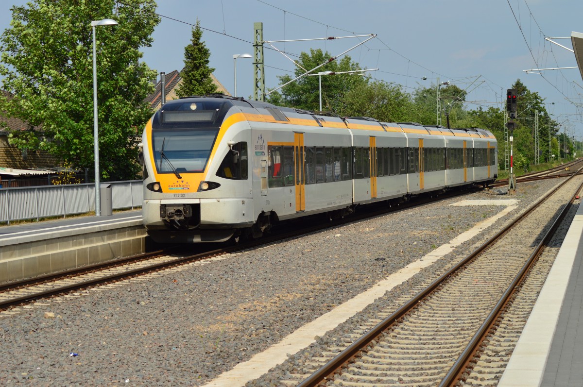 Durch Kleinenbroich kommt der Eurobahntriebwagen ET 7.07 als RE13 nach Venlo durchgefahren. 27.5.2015