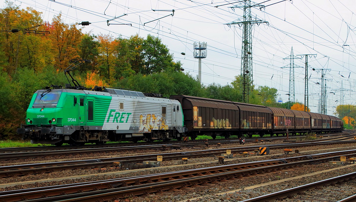 Durch Köln-Gremberg fährt die FRET 37044 am 24.10.2015