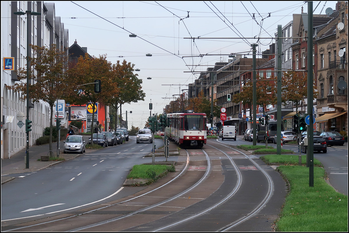 Durch die Kölner Landstraße in Düsseldorf-Holthausen -

Blick von der Haltestelle Holthausen nach Norden in die Kölner Landstraße mit einem Stadtbahnzug der Linie U74. Der eigene Bahnkörper ist asphaltiert.

14.10.2019 (M)
