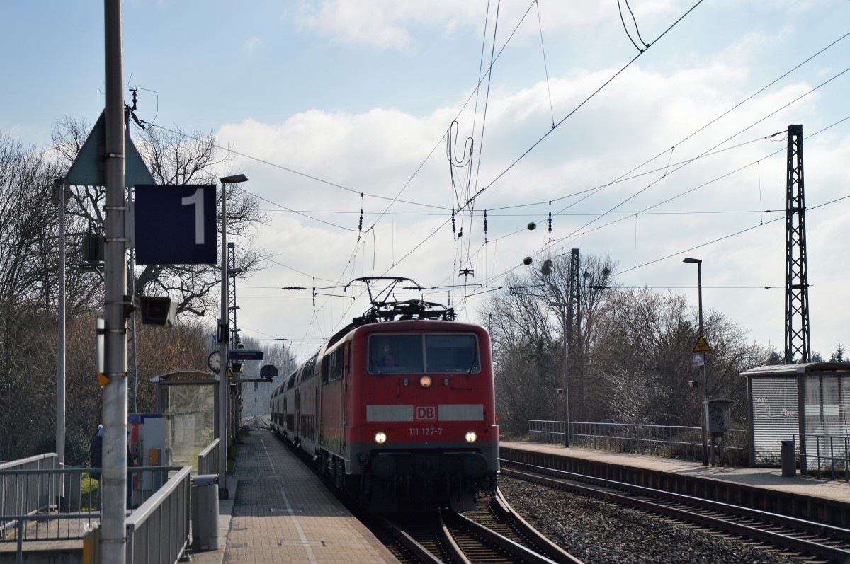 Durch Kohlscheid kommt die 111 127-7 am heutigen Nachmittag als RE4 nach Dortmund durch gefahren gleich wird der Zug Herzogenrath, seinen nächsten Halt erreichen. 22.3.2015