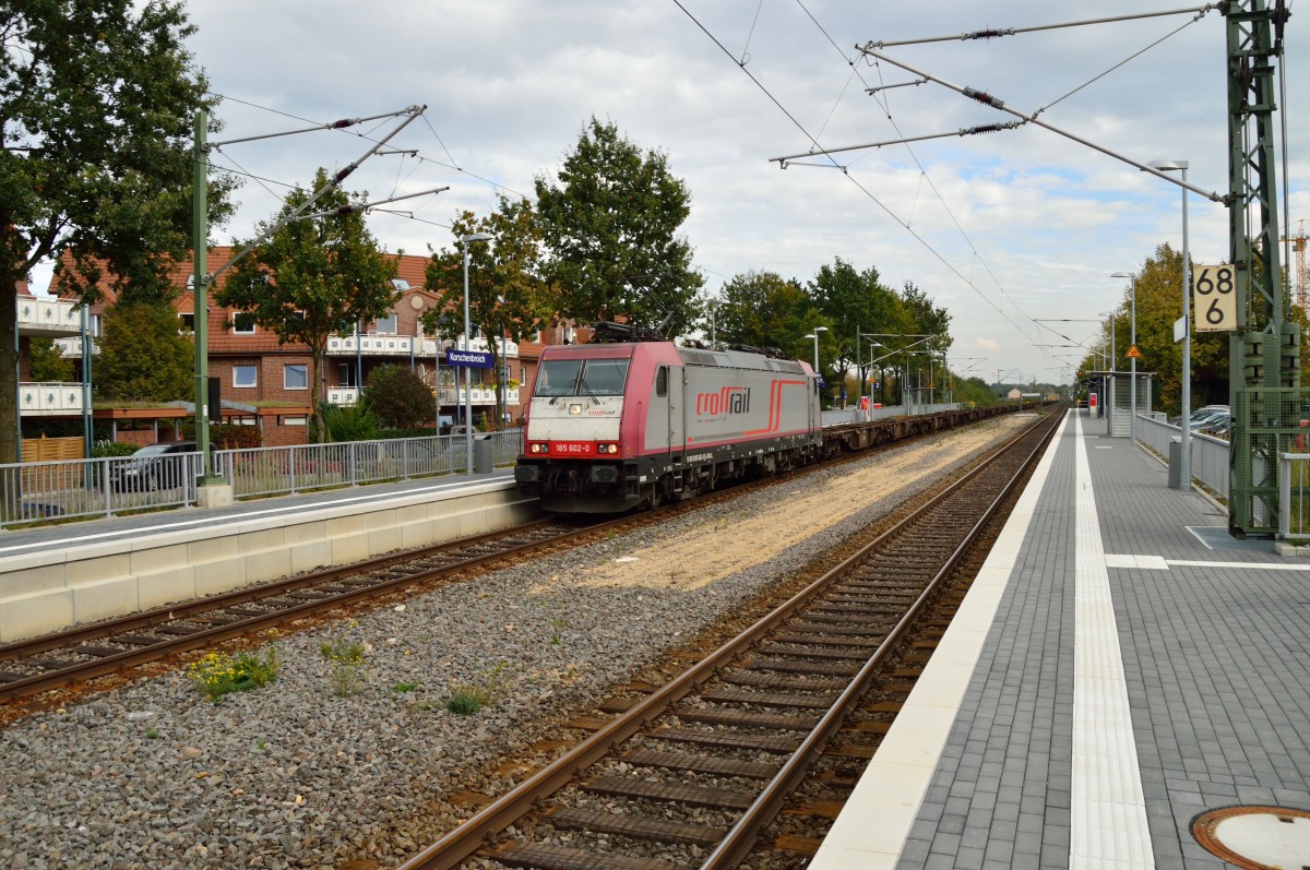 Durch Korschenbroich ist die Crossrail 185 602-0 mit einem Containerzug in Richtung Mönchengladbach unterwegs. 11.10.2014