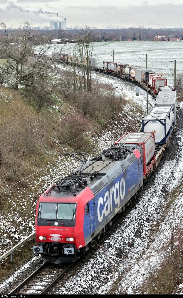 Durch die langsame Geschwindigkeit des  Bertschi-Zugs  mit Re 482 030-4 kurz vor dem Bahnhof Angersdorf war noch ein schneller Standortwechsel möglich.
Aufgenommen von der Brücke Salzstraße.

🧰 SBB Cargo AG, vermietet an die SBB Cargo International AG
🚝 DGS 90974 Ludwigshafen BASF Ubf–Ruhland
🚩 Bahnstrecke Merseburg–Halle-Nietleben (KBS 588)
🕓 12.1.2021 | 10:05 Uhr