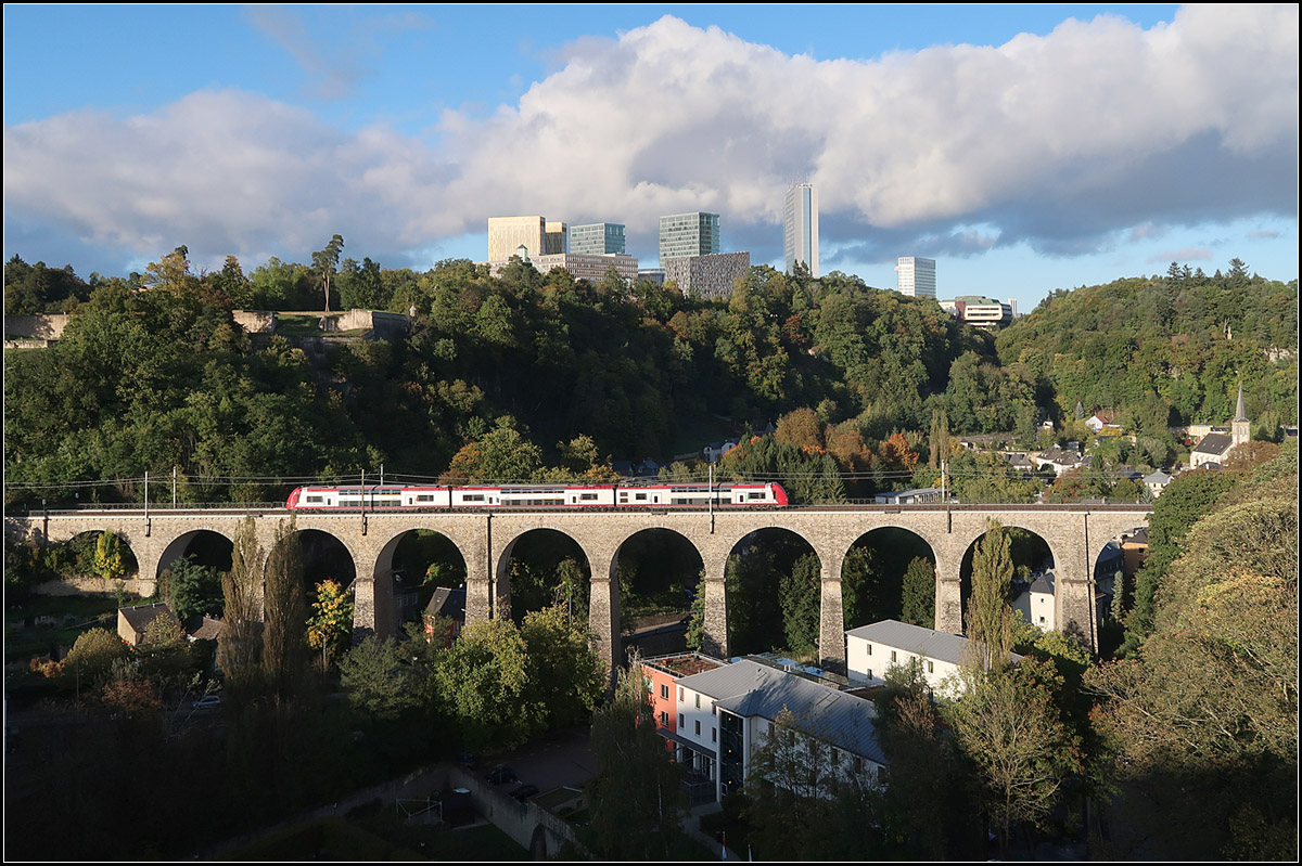 Durch das Licht betont -

Mein vorläufig letztes Bahnbild aus Luxemburg zeigt das Pfaffenthal-Viadukt in seiner ganzen Pracht. Darüber die Kirchberger Skyline. Mal sehen, wann es uns wieder nach Luxemburg führt, auf jeden Fall sowohl für Freunde schöner Städte als auch Eisenbahnfans ein lohnendes Reiseziel.

07.10.2017 (M)