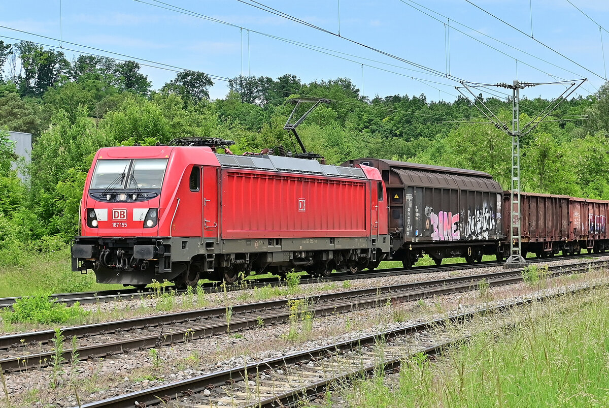 Durch Maulbronn in Richtung Mühlacker fahrend ist die 187 155 am Mittag des 31.5.2022 samt einem Mischer am Haken zusehen. 