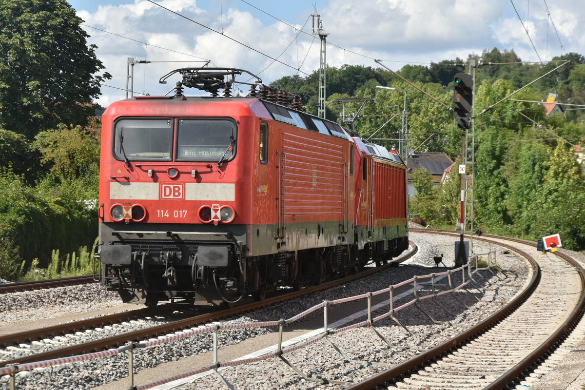 Durch Möckmühl kommt die 147 017 mit der 114 017 LZ gen Osterburken gefahren. 14.8.2019