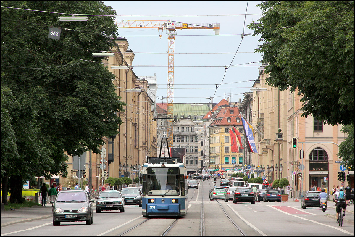 Durch Münchens Prachtstraße -

... der Maximilianstraße ist hier eine Tram auf der Linie 19 unterwegs. Blick vom Maxmonument in Richtung Altstadt.

17.06.2012 (M)

