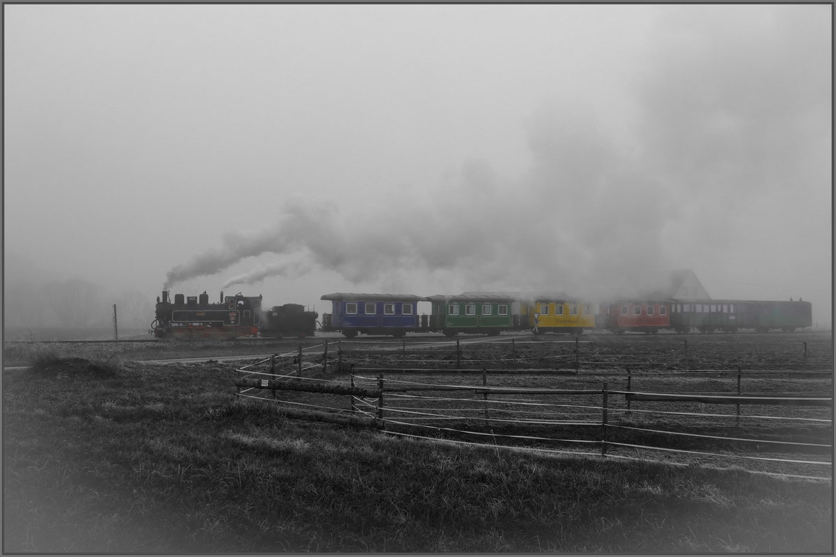 Durch den Nebel ,.... 
764.411 R mit dem Flascherlzug auf Adventfahrt. 
2.12.2018