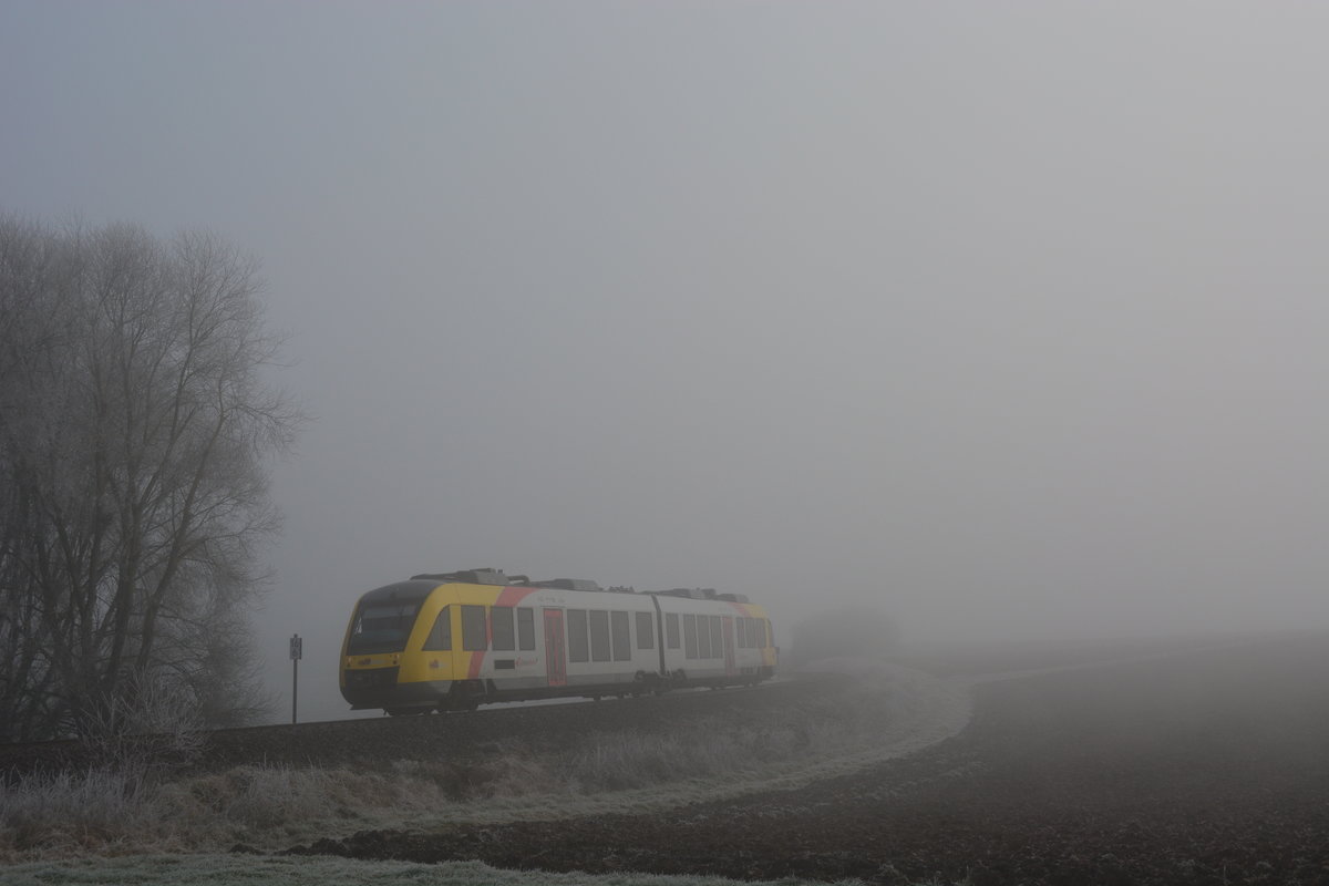 Durch den Nebel kämpft sich ein LINT der hessischen Landesbahn gen Westerburg.

Dornburg 03.12.2016