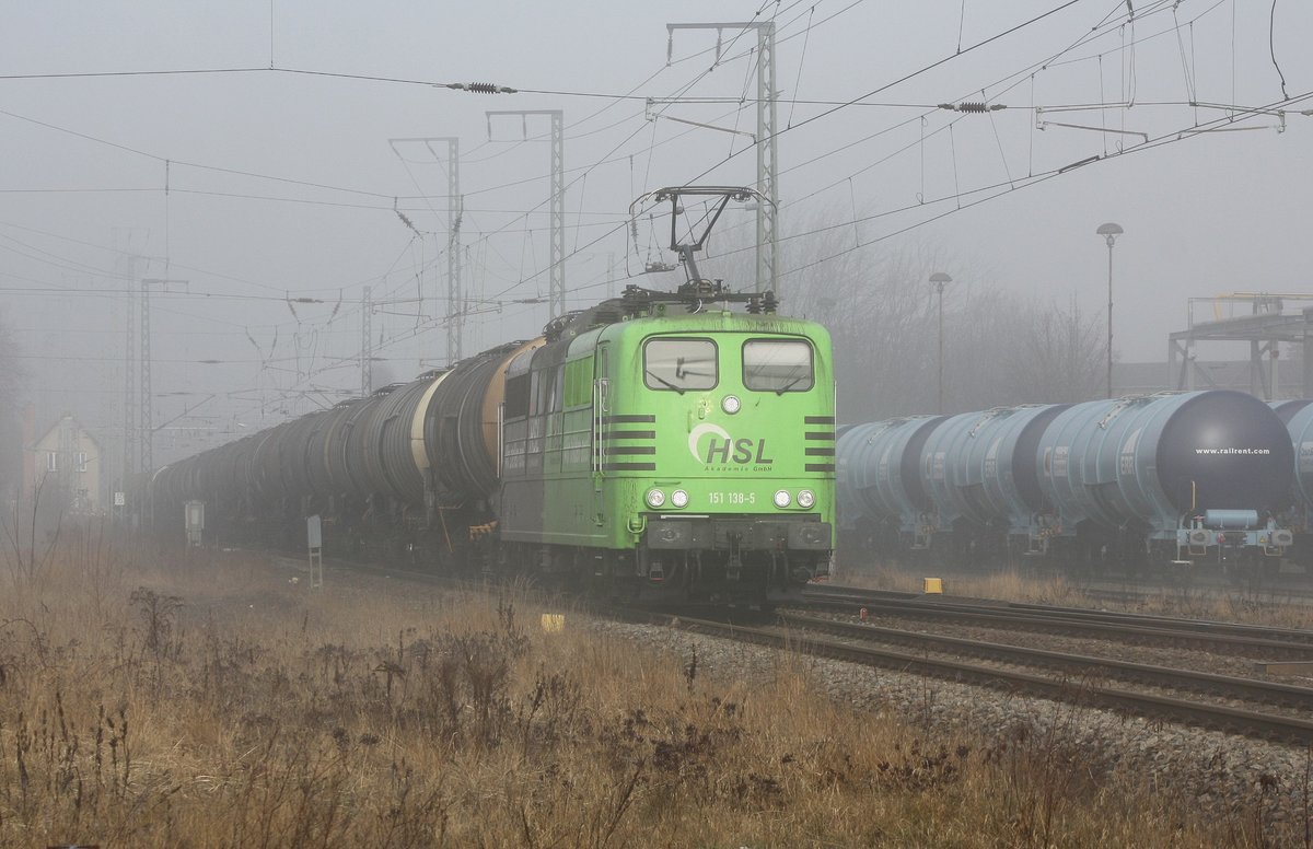Durch den Nebel im Peenetal - HSL 151 138-5 mit Zug am 03.03.2021 durch Anklam 
