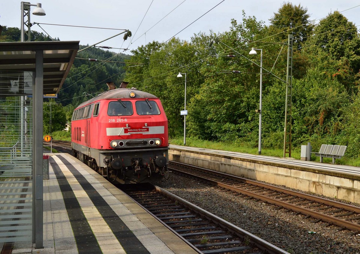 Durch Neckargerach in Richtung Binau fahrende ist hier die 218 261-8 als Lz auf der Neckartalbahn unterwegs. 15.8.2014