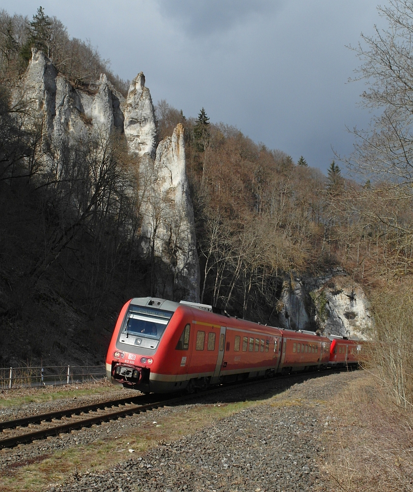 Durch das obere Donautal fahrend ist 612 020 mit einem weiteren Triebzug unterwegs als IRE 3266, Aulendorf - Stuttgart, und wird gleich den ehemaligen Bahnhof von Inzigkofen passieren (05.04.2015).