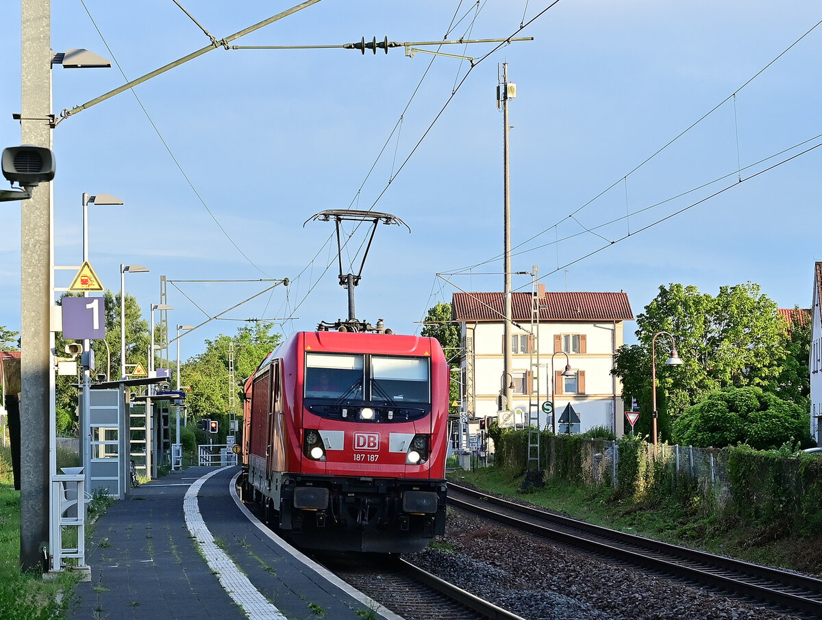 Durch Offenau kommt am Abend des 4.7.2022 mit einem Mischer durch Neckartal gen Mannheim gefahren.