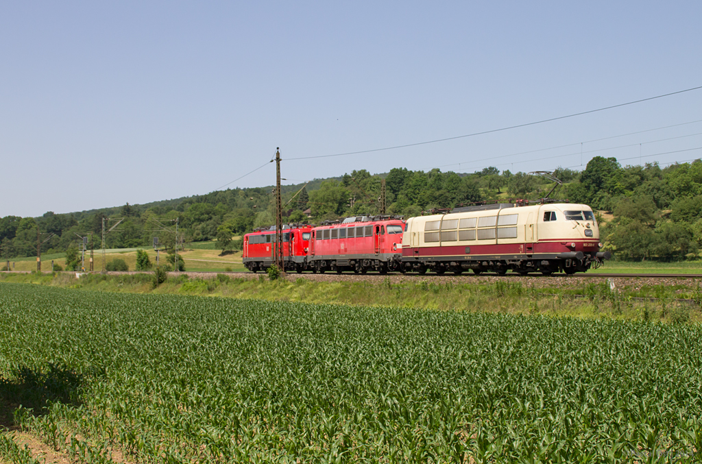 Durch die Pfingstfeiertage kam mal wieder etwas Abwechslung in die Einsätze der Frankfurter 103 235-8. Am 09. Juni 2014 stand für sie unter Anderem der IC 118 im Abschnitt von Ulm nach Stuttgart auf dem Plan (soweit nichts Außergewöhnliches). Die Zuführung nach Ulm erfolgte als Pbz 2461 und weil der Edelrenner nicht so alleine sein wollte, nahm er noch zwei verkehrsrote 115er aus Stuttgart mit. Bei Ebersbach wurde die Fuhre von vier Fotografen für nachfolgende Generationen bildlich festgehalten.