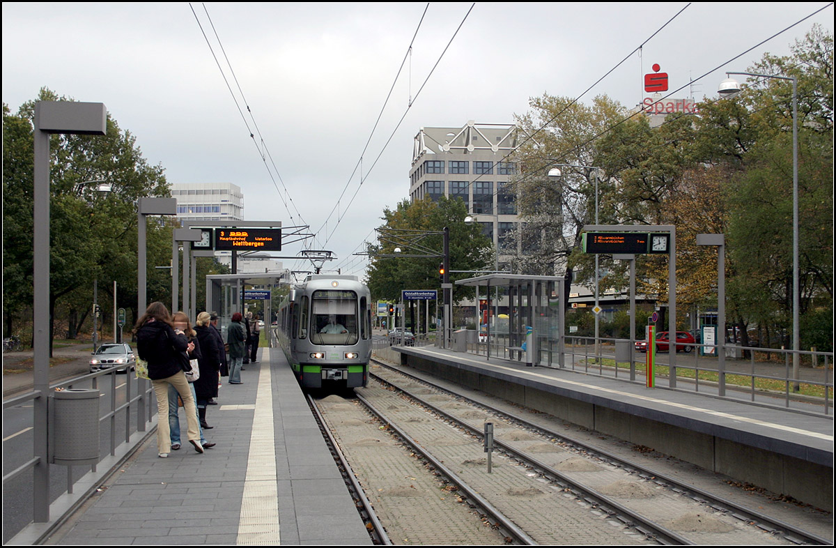 Durch die Podbielskistraße in Hannover -

2006 hieß die heutige Haltestelle 'In den sieben Stücken' noch Oststadtkrankenhaus. 2003 erhielt die Station ihre Hochbahnsteige im kantigen und grauen Standard-Design.

02.11.2006 (M)