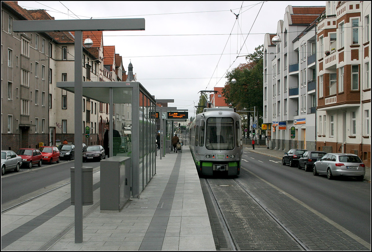 Durch die Podbielskistraße in Hannover -

Während weiter draußen die Podbielskistraße recht breit ist, wird sie der Innenstadt zu im Stadtteil List enger, statt Schotterbahnkörper sind die Gleise hochgepflastert und damit überfahrbar. An der Pelikanstraße wurde aufgrund des engeren Straßenquerschnittes ein Hochbahnsteig in Mittellage gebaut, dieser ging 2005 in Betrieb.

02.11.2006 (M)