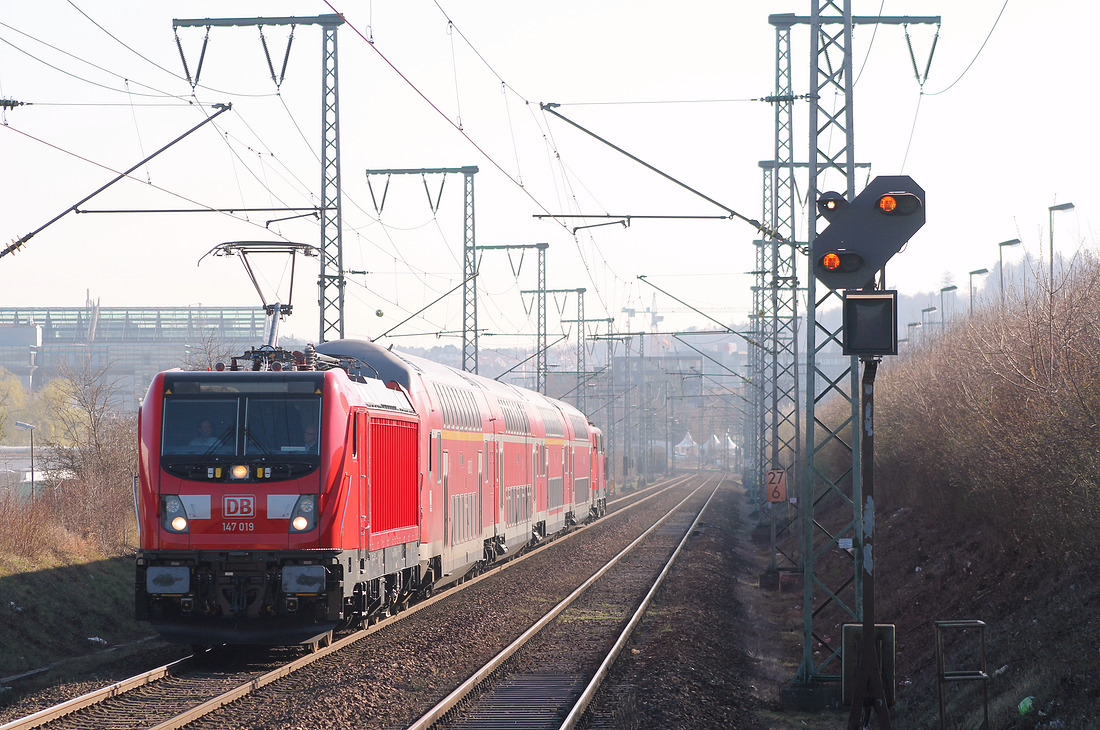 Durch puren Zufall konnte ich 147 019 mit dem RE nach Singen (Htw.) in Böblingen-Hulb fotografieren.
Aufnahmedatum: 28. März 2017.