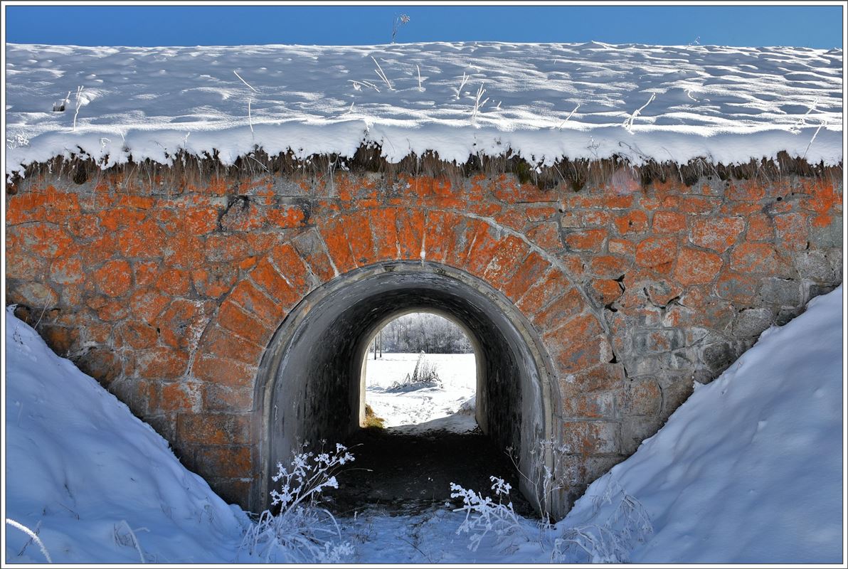 Durch diese RhB Unterführung zwischen Bever und Samedan gelangt man auf die Sonnenseite des Bahndamms. (08.11.2016)