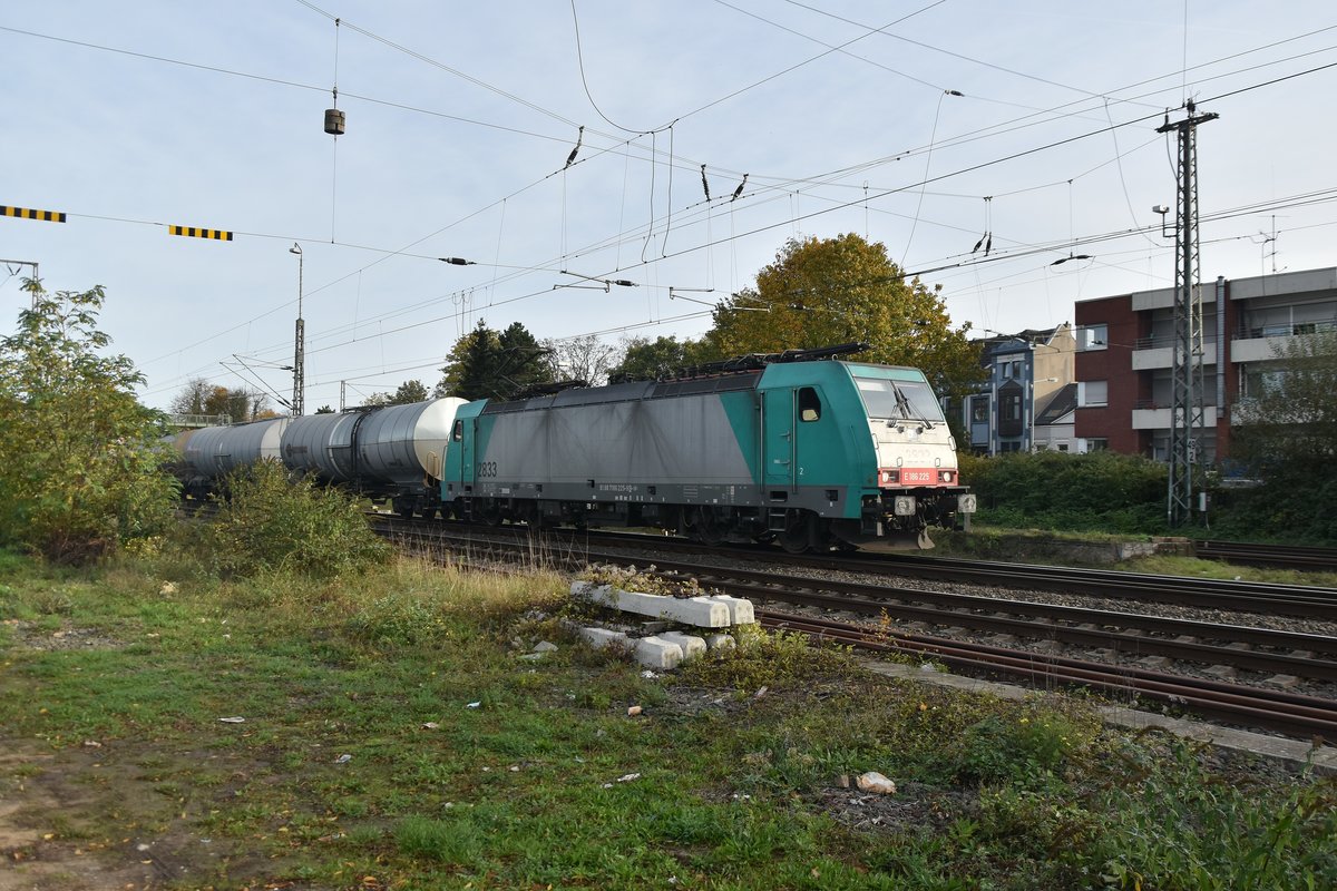 Durch Rheydt Hbf kommt die 2833 mit einem Tankwagenzug am Morgen des 25.10.2019 gen Köln gefahren.
