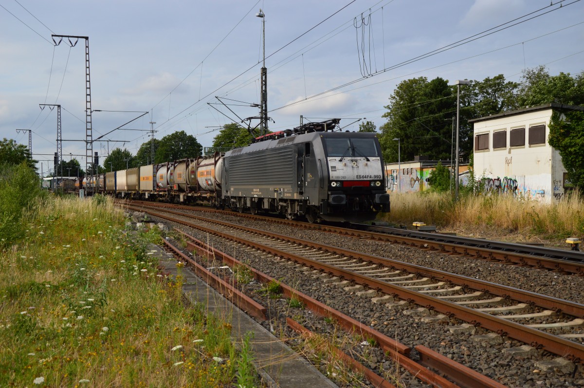 Durch Rheydt kommt am Sonntagabend die 189 993 mit einem Kastelzug und biegt geleich nach Odenkirchen ab in die Kbs 465 gen Köln. 12.7.2015
