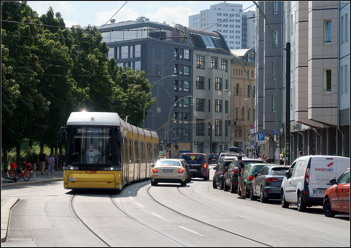Durch die Rosenthaler Straße -

Flexity Tram in Berlin.

22.08.2019 (M)