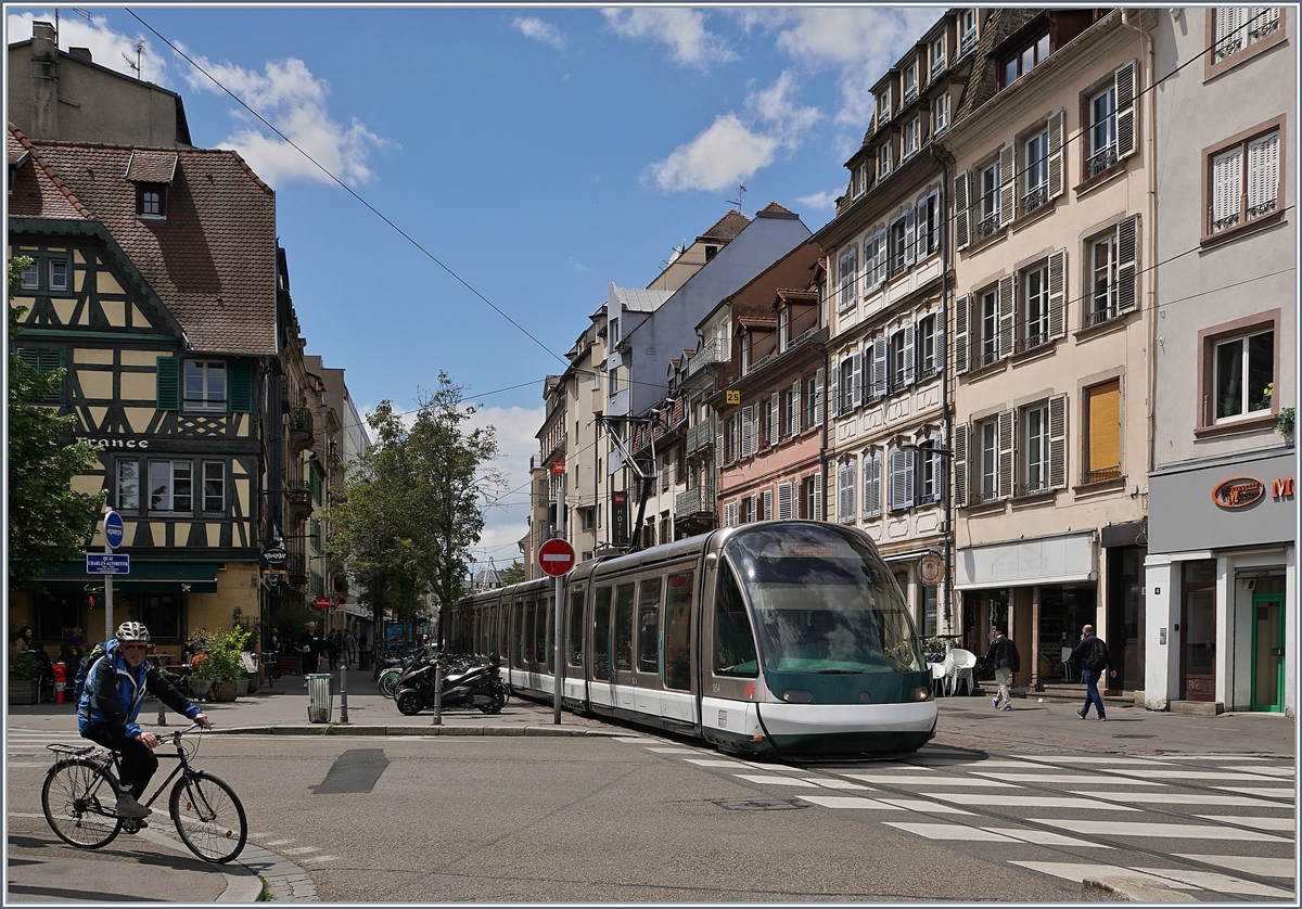 Durch die Rue Faubourg National fahrend, ist diese Strassenbahn der Linie B nach Hoenheim Gare unterwegs. 

28. Mai 2019