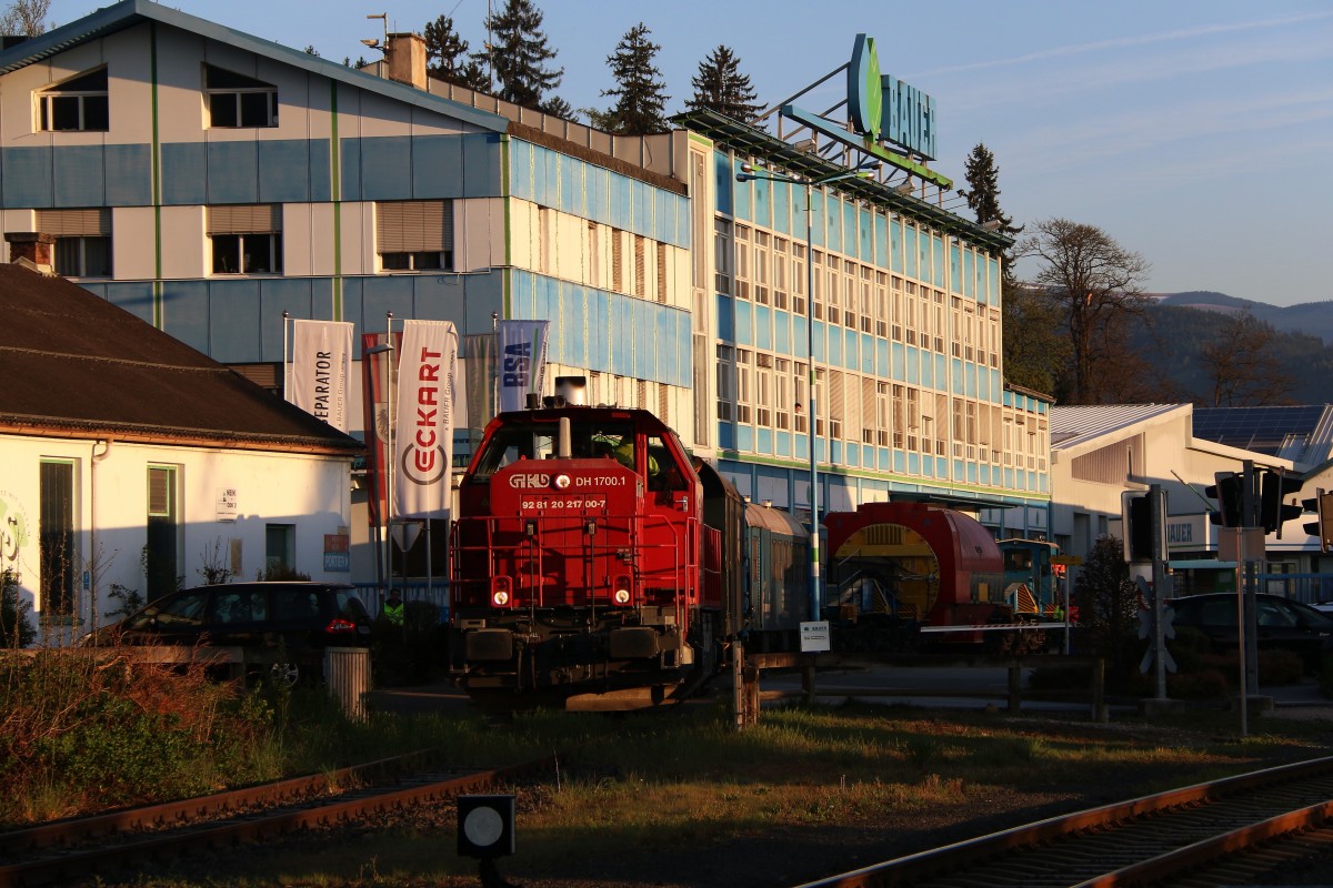 Durch den Rückbau des Anschlussgleises zum Braunkohle Kraftwerk ÖDK in Voitsberg , musste der Feststehende Teil des Generators per Straße zum Anschlussgleis der Firma Bauer in Voitsberg verbracht werden. Von dort aus ging es per Bahn vorerst nach Graz. 25.04.2015 
