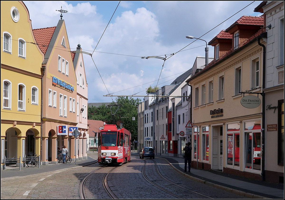 Durch die sanierte Altstadt -

... von Cottbus fährt auch die Straßenbahn. Deren Fortbestand wurde zeitweise diskutiert. Jetzt sollen zusammen mit Frankfurt Oder und Brandenburg Havel neue Straßenbahnen bestellt werden.

21.08.2019 (M)