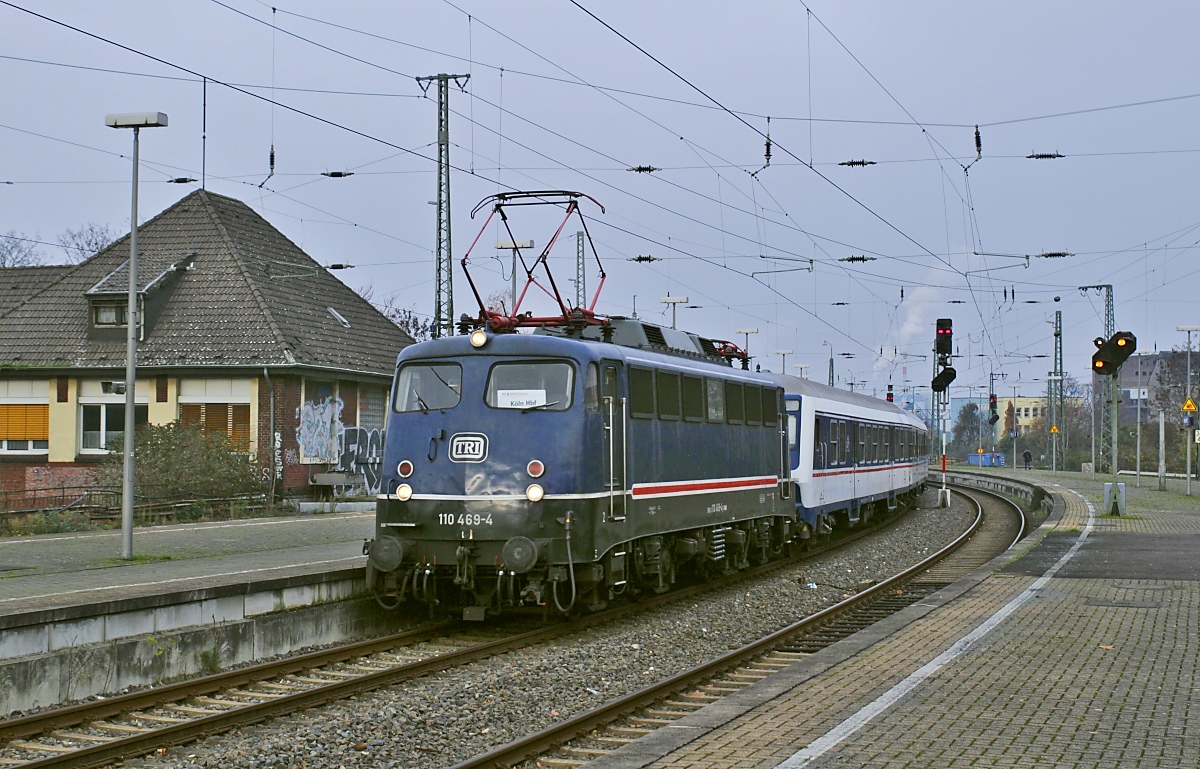 Durch die Schleife über Neuss wechselten die Lokomotiven des RE1- bzw. RE6-Adventsverstärkers in Dortmund die Fahrtrichtung. Und so fuhr die an der Front leicht verbeulte 110 469-4 bei ihrer mittäglichen Runde an der Spitze am 10.12.2022 im Neusser Hauptbahnhof ein.
